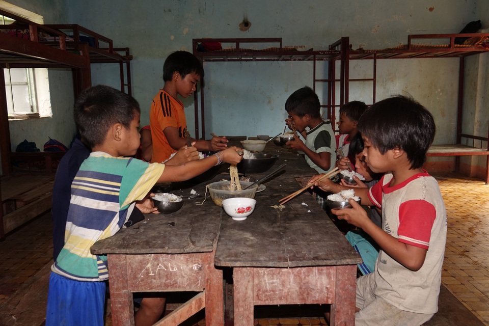 Cuộc sống bán trú của học sinh xã Ba Giang còn nhiều thiếu thốn