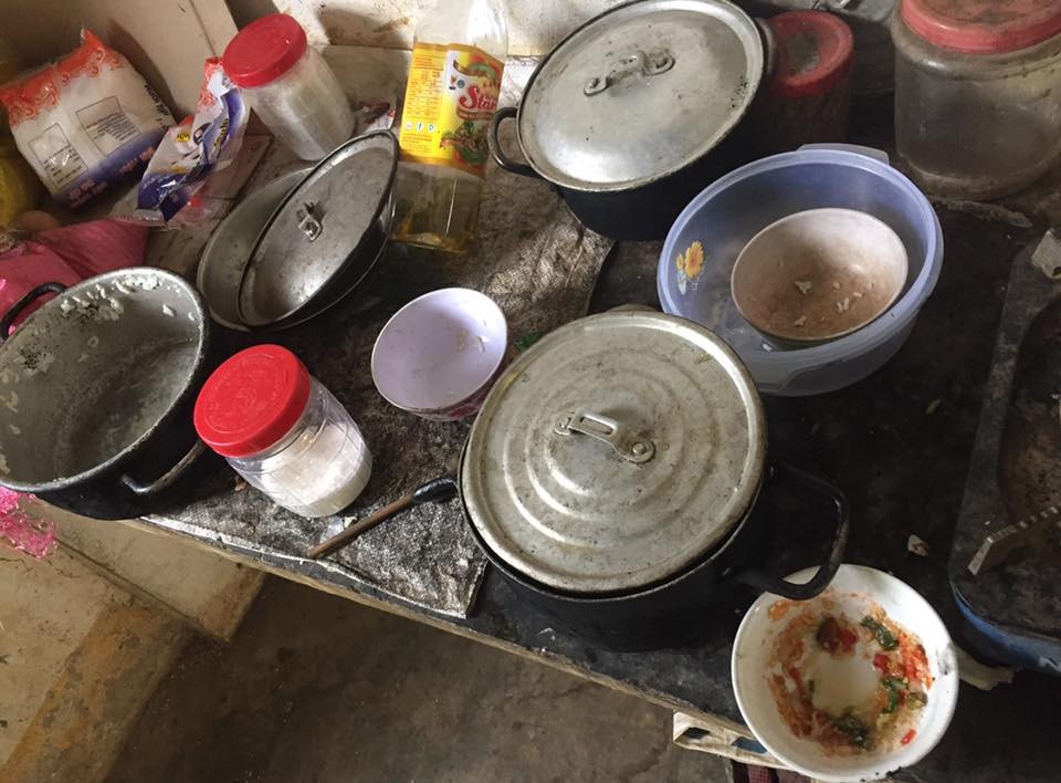 Tránh bữa trưa với muối ớt, chuột đồng cho học sinh, giáo viên lên mạng “xin” giúp đỡ - 1 Những bữa cơm chỉ đơn giản với bát muối ớt làm đồ ăn mặn