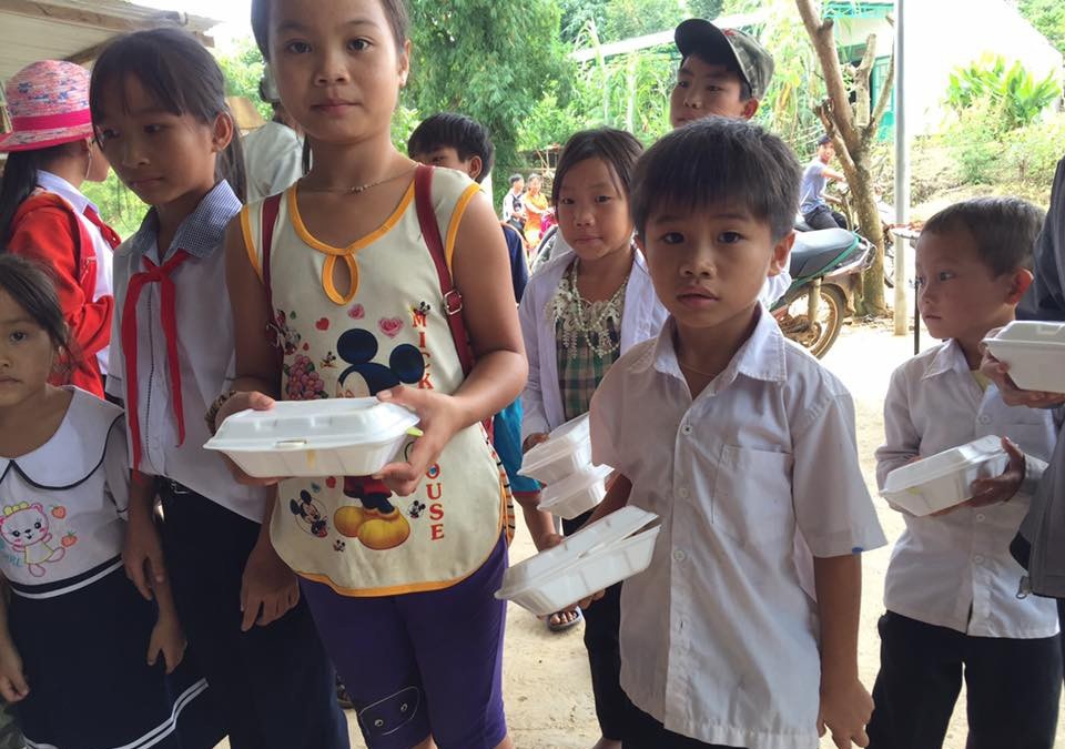 Tránh bữa trưa với muối ớt, chuột đồng cho học sinh, giáo viên lên mạng “xin” giúp đỡ - 3 Từ năm học này, hơn 130 học sinh ở trọ được thầy cô giáo tặng cơm miễn phí