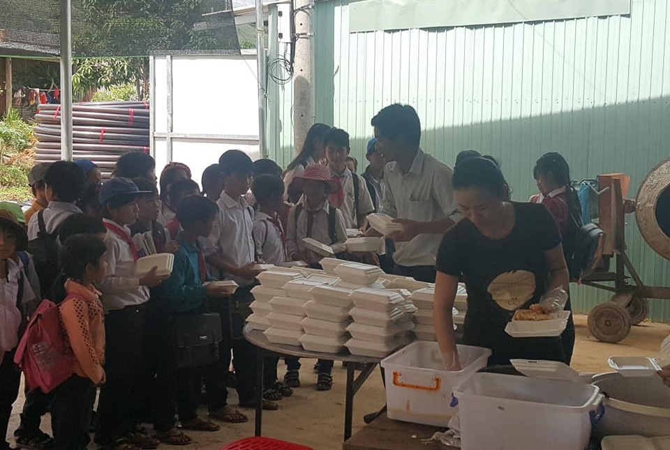 Tránh bữa trưa với muối ớt, chuột đồng cho học sinh, giáo viên lên mạng “xin” giúp đỡ - 4
Những bữa cơm do các thầy cô giáo lên mạng xã hội xin kinh phí để nấu