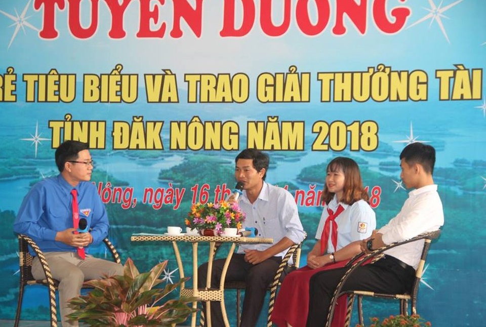 Tránh bữa trưa với muối ớt, chuột đồng cho học sinh, giáo viên lên mạng “xin” giúp đỡ - 6 Thầy Trung (cầm mic) và mô hình bếp ăn tình thương được tỉnh Đắk Nông tuyên dương
