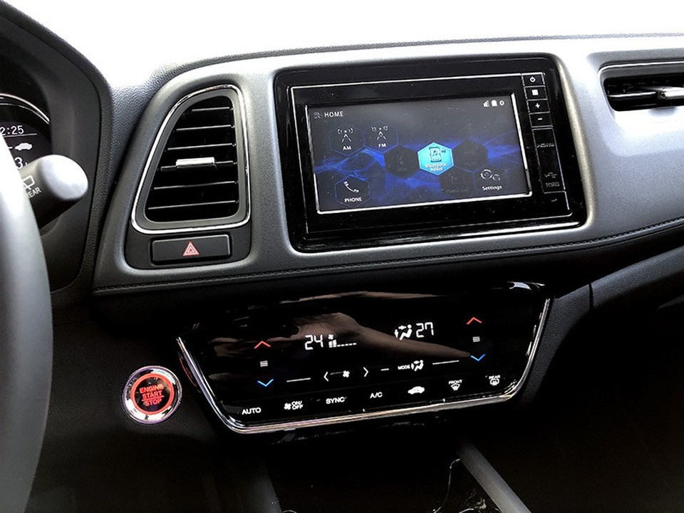 Bảng điều khiển điều hoà và hệ thống giải trí được đơn giản hoá bằng các nút bấm cảm ứng