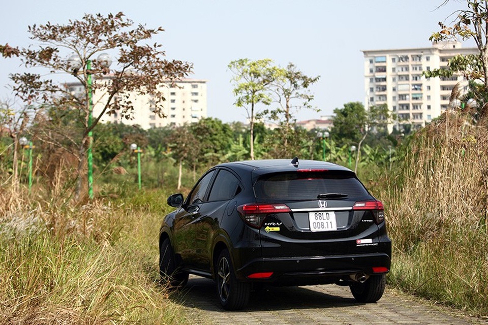 
Xe có bình nhiên liệu 50L và sử dụng bộ lốp kích thước 215/55-17
