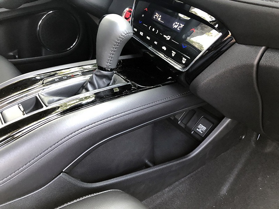 Hốc chứa đồ bố trí hai bên hộp số và hốc để thiết bị ngoại vi gần ổ cắm 12V khá ngăn nắp