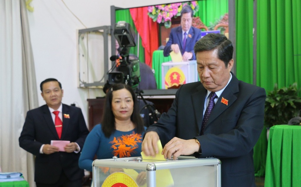 Ông Phạm Văn Hiểu (đang bỏ phiếu)- Chủ tịch HĐND TP Cần Thơ có 100% phiếu tín nhiệm cao