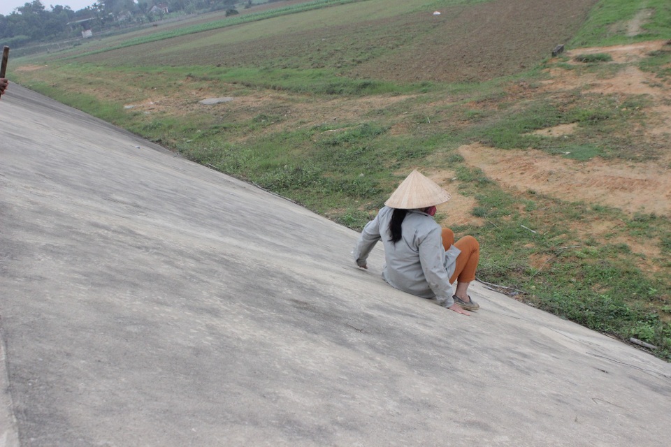 Leo dốc siêu dự án thủy lợi nghìn tỷ để... tìm đường đi làm đồng - 2 ...trượt qua kênh thủy lợi.