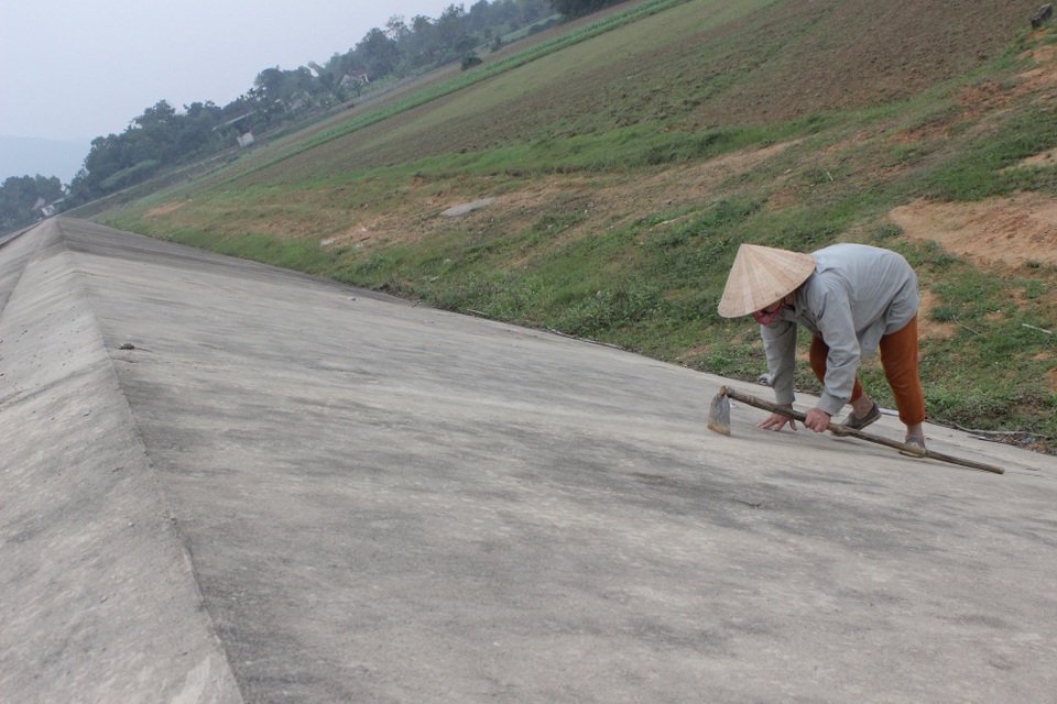 Leo dốc siêu dự án thủy lợi nghìn tỷ để... tìm đường đi làm đồng - 1 Muốn đi làm đồng người dân phải đi leo, bò