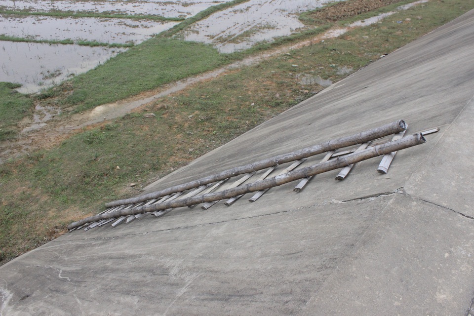 Leo dốc siêu dự án thủy lợi nghìn tỷ để... tìm đường đi làm đồng - 3 Người dân phải dùng thang