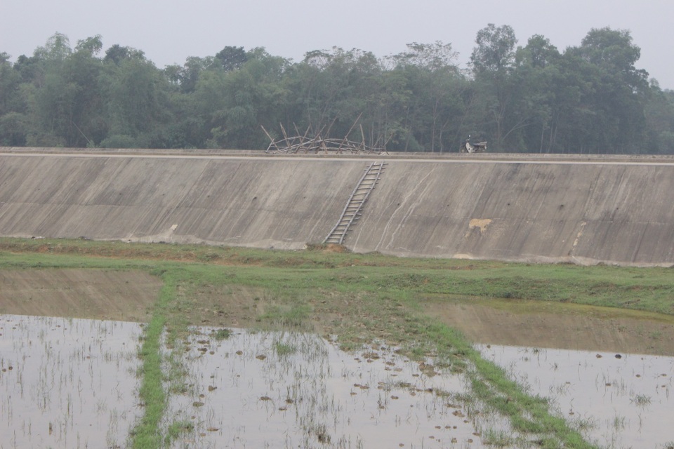 Leo dốc siêu dự án thủy lợi nghìn tỷ để... tìm đường đi làm đồng - 6 
Tại nhiều cuộc họp, người dân đều đề đạt nguyện vọng một cây cầu qua kênh để thuận tiện đi làm nhưng vẫn chưa nhận được hồi đáp.