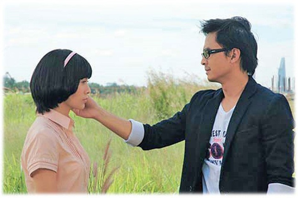 Vì sao “Kẻ ngược dòng” phải dừng chiếu sóng giờ vàng trên VTV? - 2 Cảnh trong phim Làn môi trong mưa thay thế khung giờ của phim Kẻ ngược dòng.