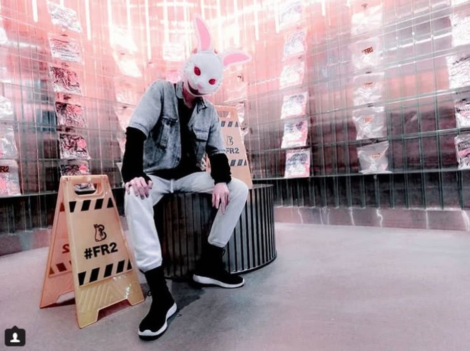 Cuộc sống khó khăn của con gái rơi Thành Long - 10
Cặp đôi bắt đầu kinh doanh studio nhưng không thành công. Cuộc sống vật chất rất thiếu thốn nhưng cả hai khẳng định, họ rất hạnh phúc.