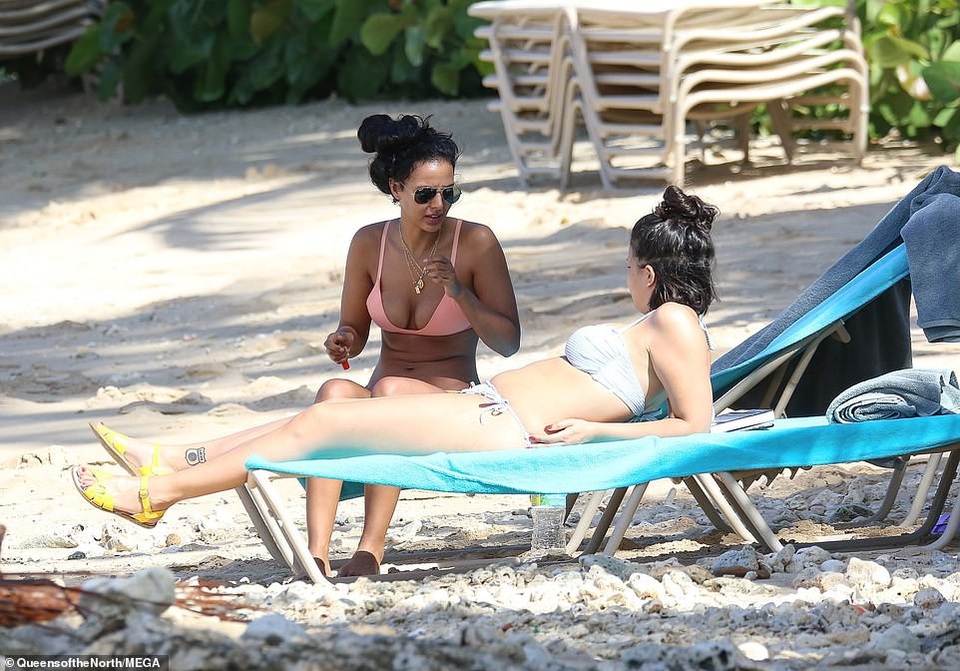 Ngưỡng mộ vóc dáng gợi cảm của nữ MC đài BBC - 9
Maya Jama chia sẻ, cô không phải là người luôn luôn hài lòng với vẻ ngoài của mình