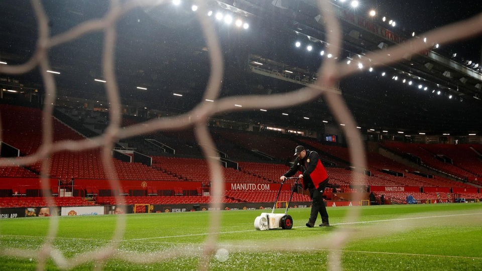 
Nhân viên của Manhcester United sơn lại vạch kẻ sân trước khi trận đấu bắt đầu
