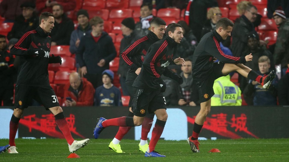 
Các cầu thủ Man Utd khởi động trước giờ bóng lăn, thêm một trận đấu nữa Mourinho mang tới sự thay đổi về đội hình của Man Utd. Dường như chiến lược gia người Bồ Đào Nha không tìm ra được một đội hình ổn định cho hai trận liên tiếp
