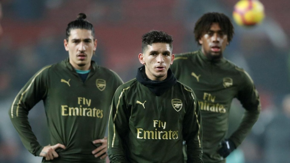
Các cầu thủ Arsenal khởi động tại Old Trafford, với Torreira anh có trận đầu tiên thi đấu cho Arsenal ở sân đại kình địch Man Utd
