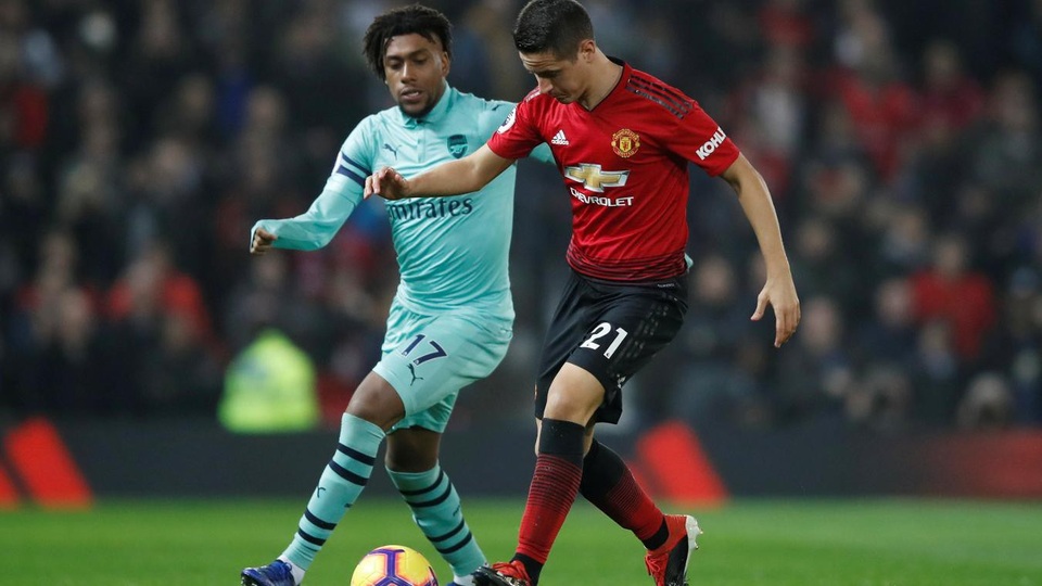 
Pha tranh bóng giữa Iwobi và Herrera
