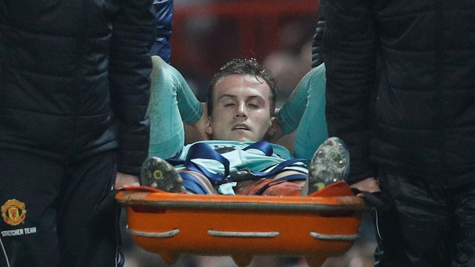 
Arsenal chịu tổn thất với chấn thương của Holding, cầu thủ này phải rời sân bằng cáng
