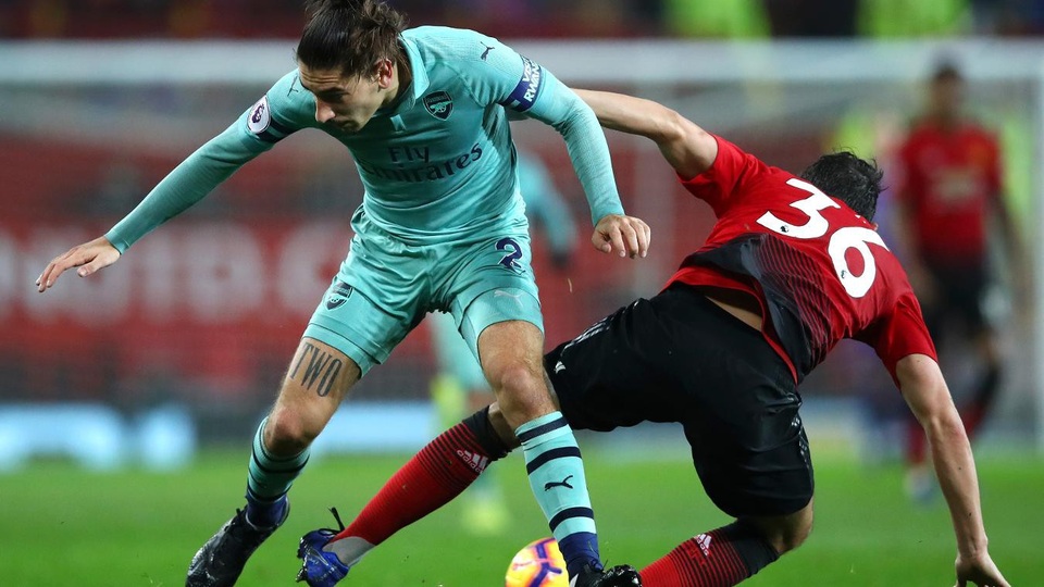 
Pha tranh bóng giữa hai hậu vệ biên, Darmian và Bellerin
