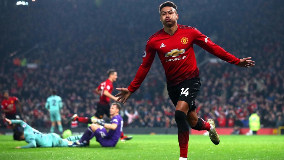 
Tuy nhiên, ngay sau pha giao bóng lại, Man Utd đã gỡ hòa 2-2 sau khi Lingard trừng phạt hàng thủ Arsenal

