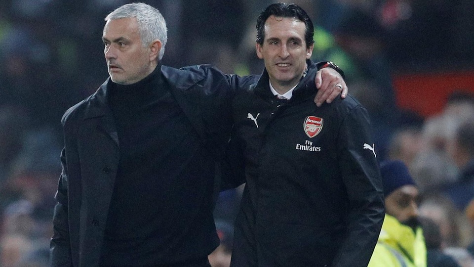 
Mourinho khoác vai Emery sau trận đấu, họ tỏ ra thân thiện. Cầu thủ Man Utd và Arsenal nhận tới sáu thẻ vàng ở trận này, nhưng không có quá nhiều tình huống va chạm nảy nửa như trận derby Bắc London cuối tuần qua.
