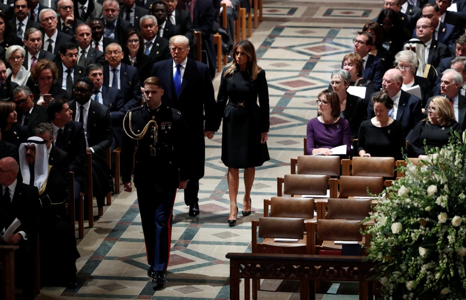 Cựu Tổng thống Bush bật khóc trong lễ tang của cha - 5
Tổng thống Donald Trump và phu nhân Melania đã tới dự tang lễ của cố Tổng thống Bush tại Nhà thờ Quốc gia Washington.