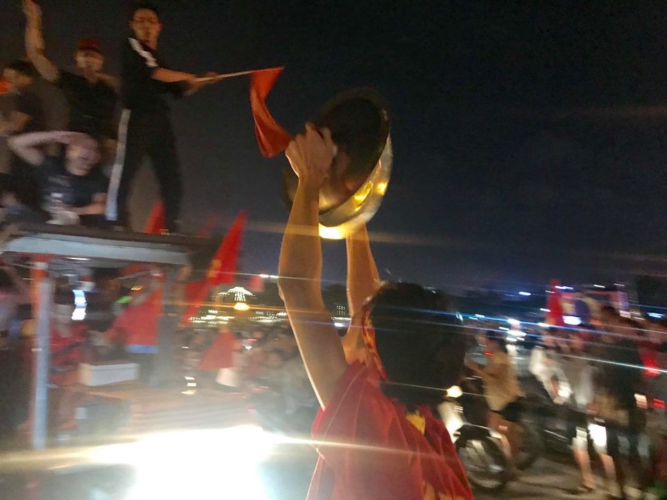 Cổ động viên lái máy cày trước sân Mỹ Đình ăn mừng chiến thắng - 9 Nhiều dụng cụ để cổ vũ ăn mừng chiến thắng.