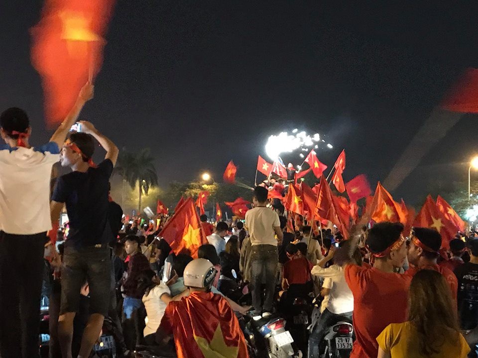 Cổ động viên lái máy cày trước sân Mỹ Đình ăn mừng chiến thắng - 2 Cổ động viên lái máy cày trước sân Mỹ Đình ăn mừng chiến thắng - 2