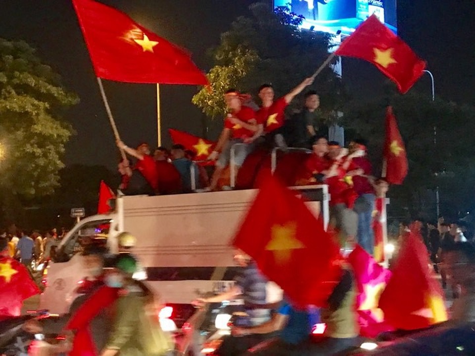 Cổ động viên lái máy cày trước sân Mỹ Đình ăn mừng chiến thắng - 8 Hoặc ăn mừng trên một chiếc xe tải.
