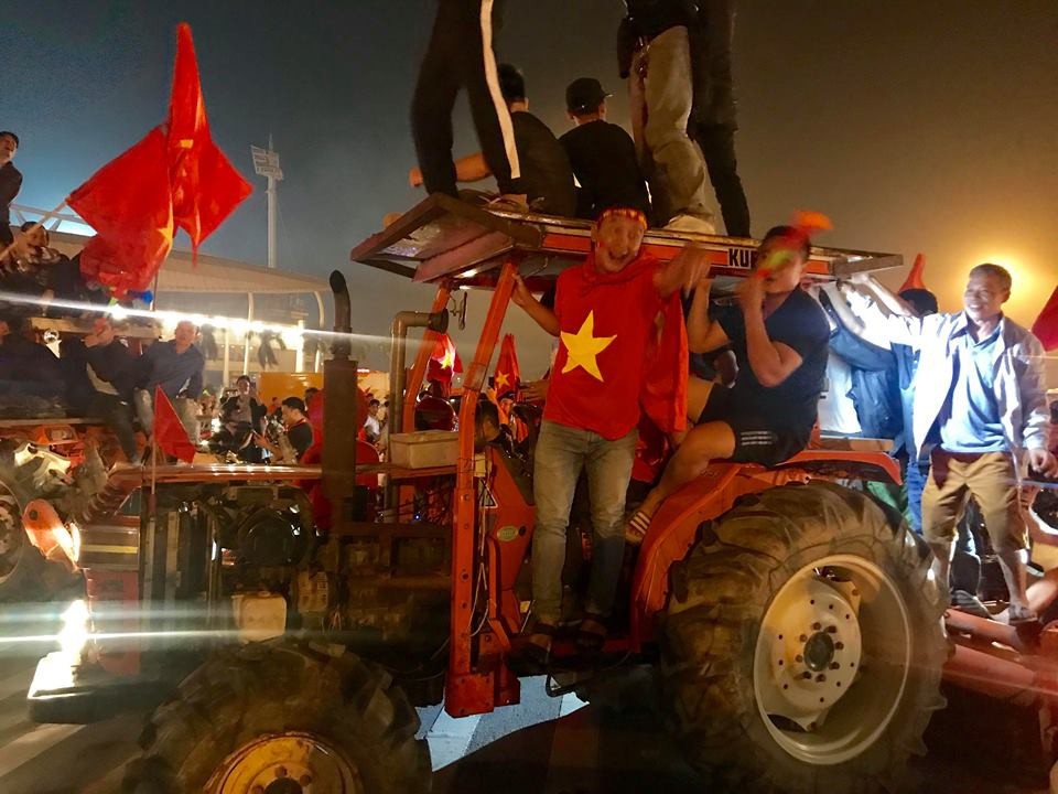 Cổ động viên lái máy cày trước sân Mỹ Đình ăn mừng chiến thắng - 4 Cổ động viên lái máy cày trước sân Mỹ Đình ăn mừng chiến thắng - 4