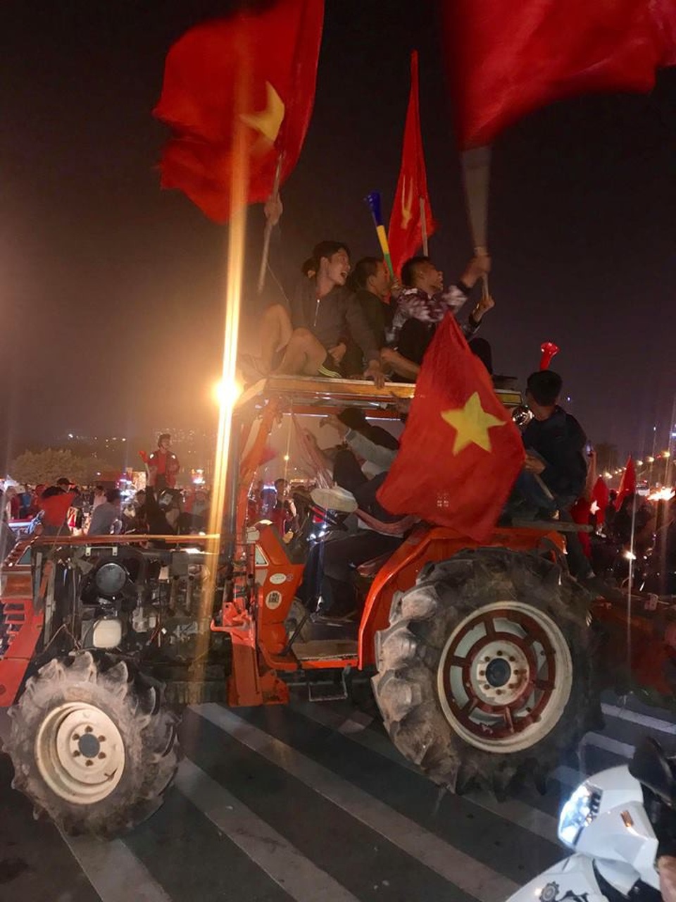 Cổ động viên lái máy cày trước sân Mỹ Đình ăn mừng chiến thắng - 6 Các CĐV lái 2 chiếc máy cày tới trước cổng SVĐ Mỹ Đình để ăn mừng chiến thắng của đội tuyển Việt Nam.