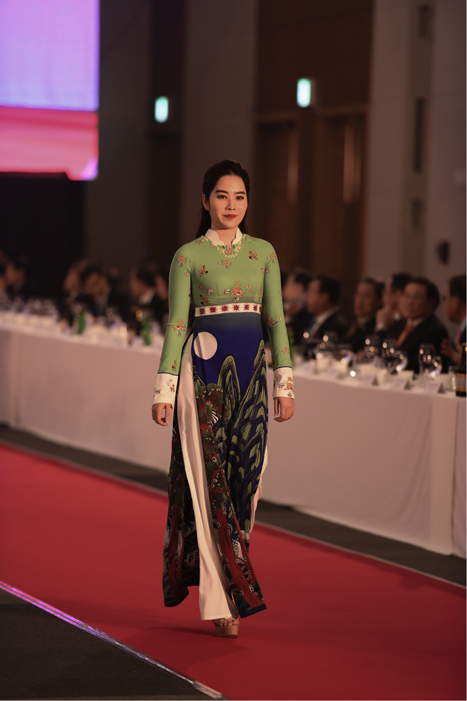 “Quỳnh Búp bê”, Á hậu Huyền My catwalk BST áo dài của NTK Đỗ Trịnh Hoài Nam - 9 Nam Em nổi bật với chiếc áo dài hoạ tiết truyền thống Hàn Quốc.