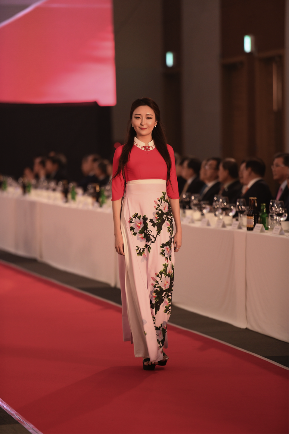 “Quỳnh Búp bê”, Á hậu Huyền My catwalk BST áo dài của NTK Đỗ Trịnh Hoài Nam - 11 Người mẫu Hàn Quốc tham gia biểu diễn tại chương trình.