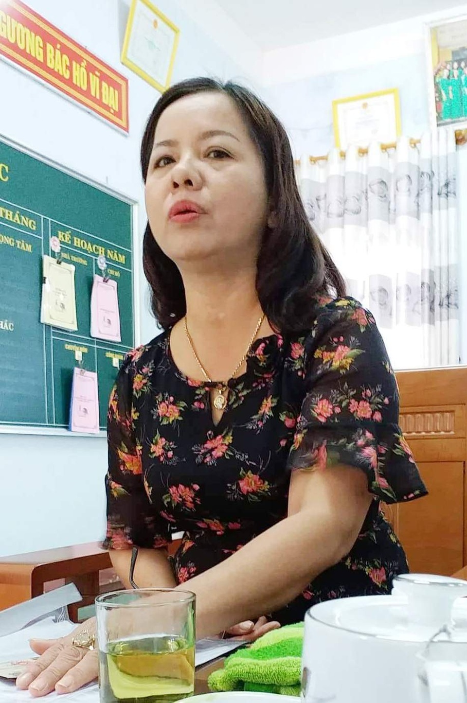 Hiệu trưởng Thủy trao đổi sự việc với báo chí