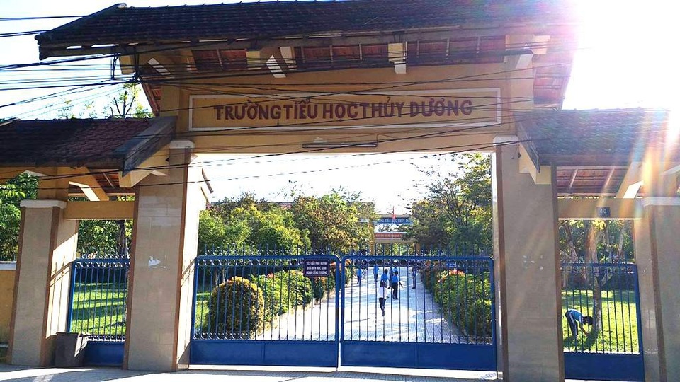 Cô giáo Nguyễn Thị H.M. chủ nhiệm lớp 1/2 trường Tiểu học Thủy Dương bất ngờ không đến trường gần 1 tháng nay và không có đơn nghỉ phép theo đúng quy định