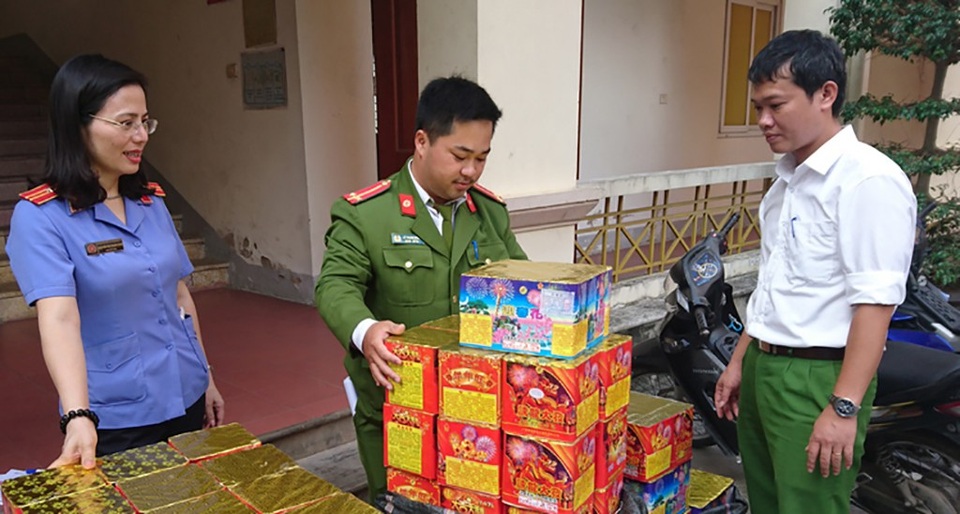 Lực lượng chức năng tiến hành kiểm tra số pháp sau khi được bắt giữ.