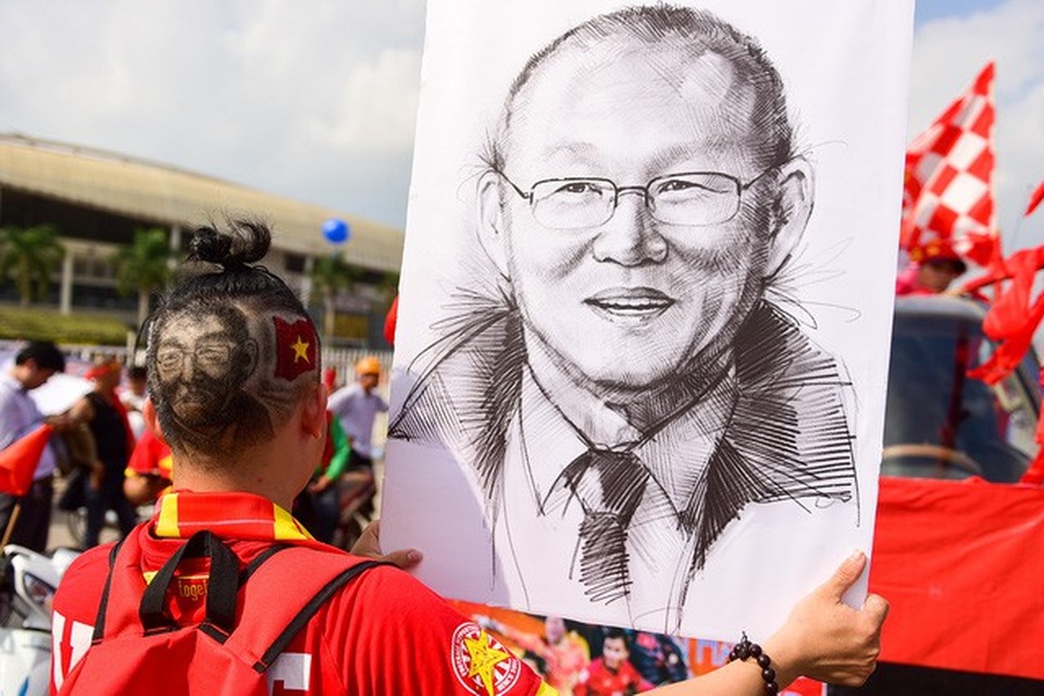 
Anh Đặng Hiệp Hòa cắt tóc hình HLV Park Hang-seo đến từ Quảng Ngãi cho biết tôi đi xe ô tô khách ra từ sáng nay để kịp giờ diễu hành tiếp lửa cho đội tuyển VIệt Nam trước trận đấu bán kết lượt về với đội Philippines. Tôi đã cắt tóc in hình HLV Park Hang-seo để cảm ơn ông vì những gì ông đã làm cho đội tuyển Việt Nam. ảnh: Toàn Vũ
