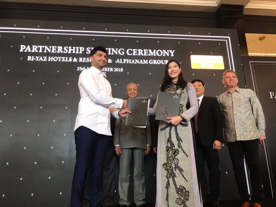Giải mã thành công của thương hiệu Altara Suites - 2 Bà Nguyễn Ngọc Mỹ (bên phải), đại diện cho Alphanam trong lễ ký kết thỏa thuận hợp tác phát triển thương hiệu Altara Suites cùng Ri-yaz Hotels & Resorts (Malaysia)