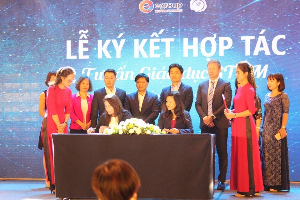 Egroup kí kết thỏa thuận hợp tác với tiến sĩ STEM hàng đầu thế giới - 2
Tập đoàn Egroup ký kết thỏa thuận hợp tác cùng Tiến sĩ Diana Wehrell-Grabowski - Tiến sĩ STEM hàng đầu thế giới.