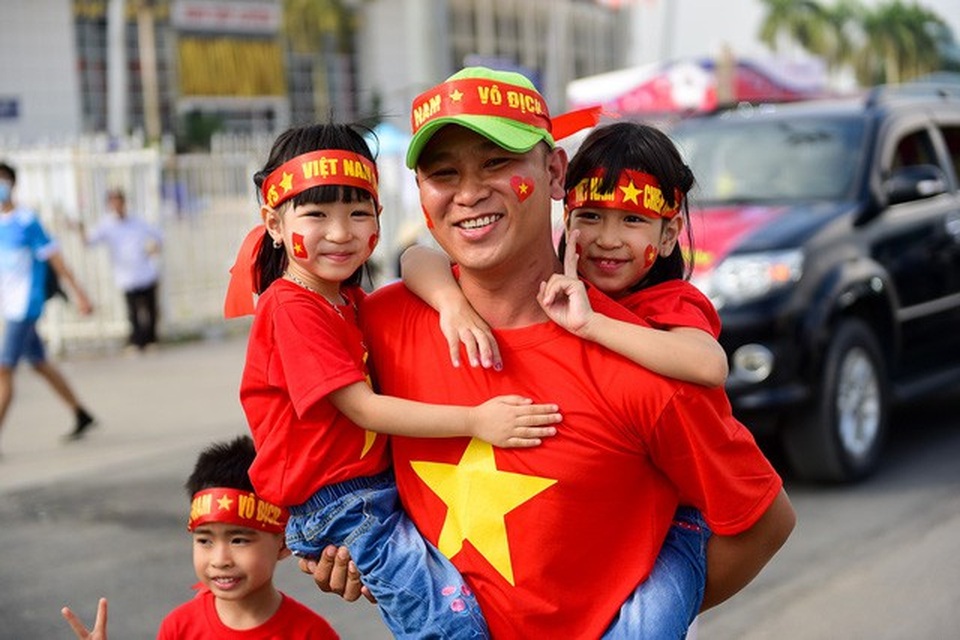 
Anh Nam (Hà Nội) cho biết tôi đưa cả gia đình cùng tham gia diễu hành cổ vũ cho đội tuyển Việt Nam. Tôi dự đoán Việt Nam sẽ giành chiến thắng 2-0 trước đội Philippines. ảnh: Toàn Vũ
