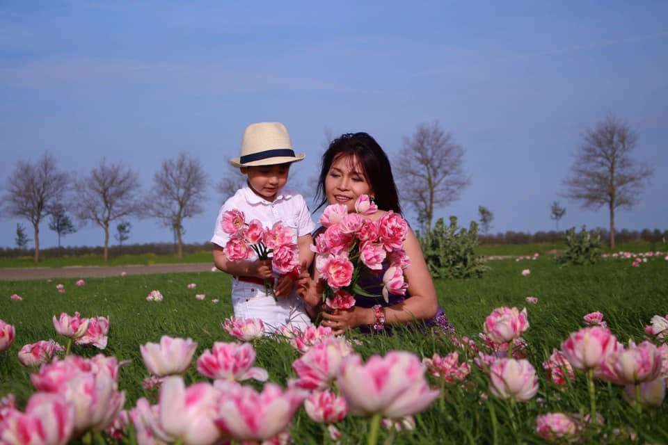 Chuyện tình ngọt ngào của bà mẹ đơn thân Việt trên đất Hà Lan - 5 Trái ngọt tình yêu của chị Lips Phạm và người chồng Hà Lan là chàng hoàng tử mang tên 2 quê hương: TulipsVietHa