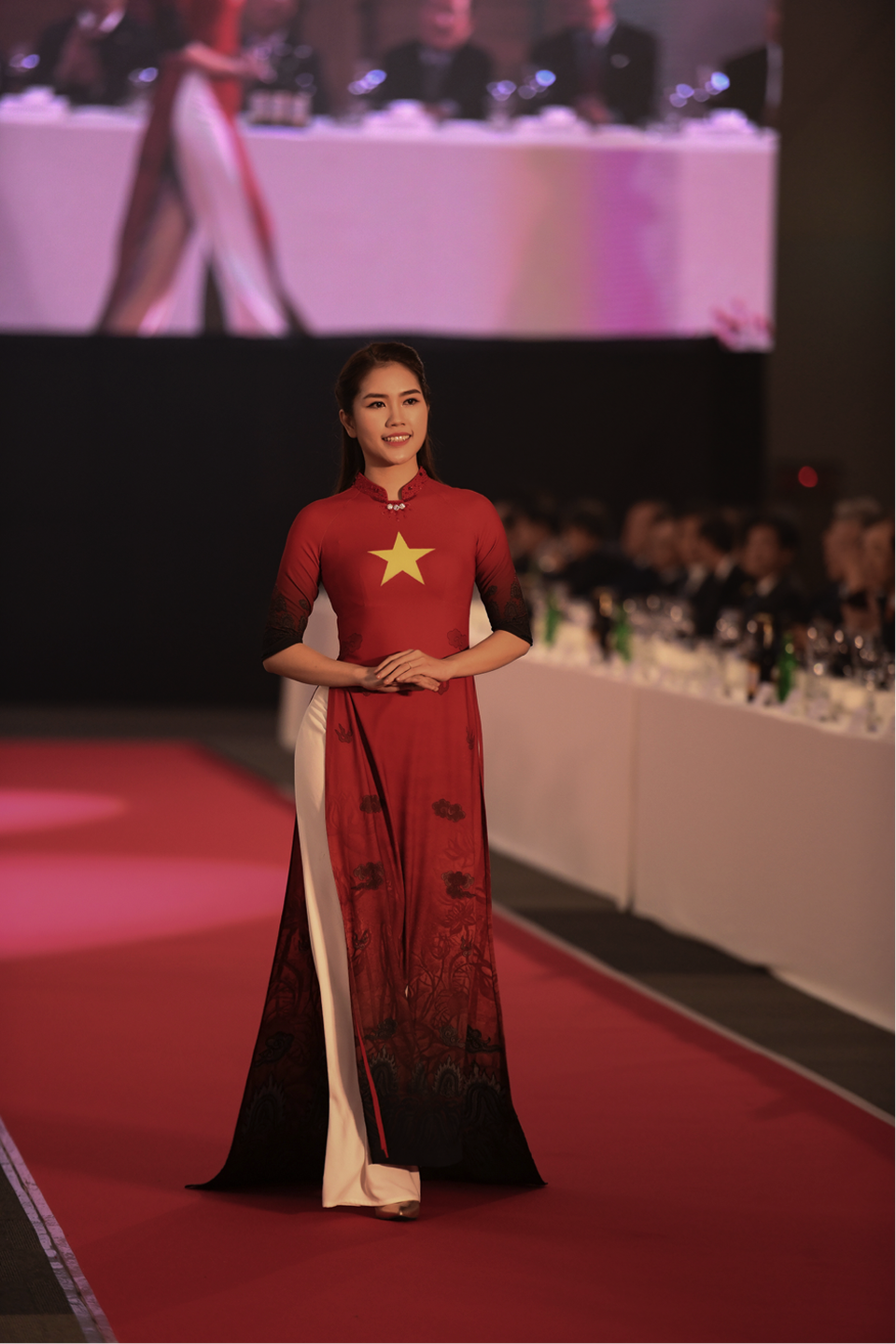“Quỳnh Búp bê”, Á hậu Huyền My catwalk BST áo dài của NTK Đỗ Trịnh Hoài Nam - 8 Top 10 Hoa hậu Việt Nam - Thuỳ Dương ( bà xã diễn viên Minh Tiệp) duyên dáng trình diễn thiết kế của NTK Đỗ Trịnh Hoài Nam.