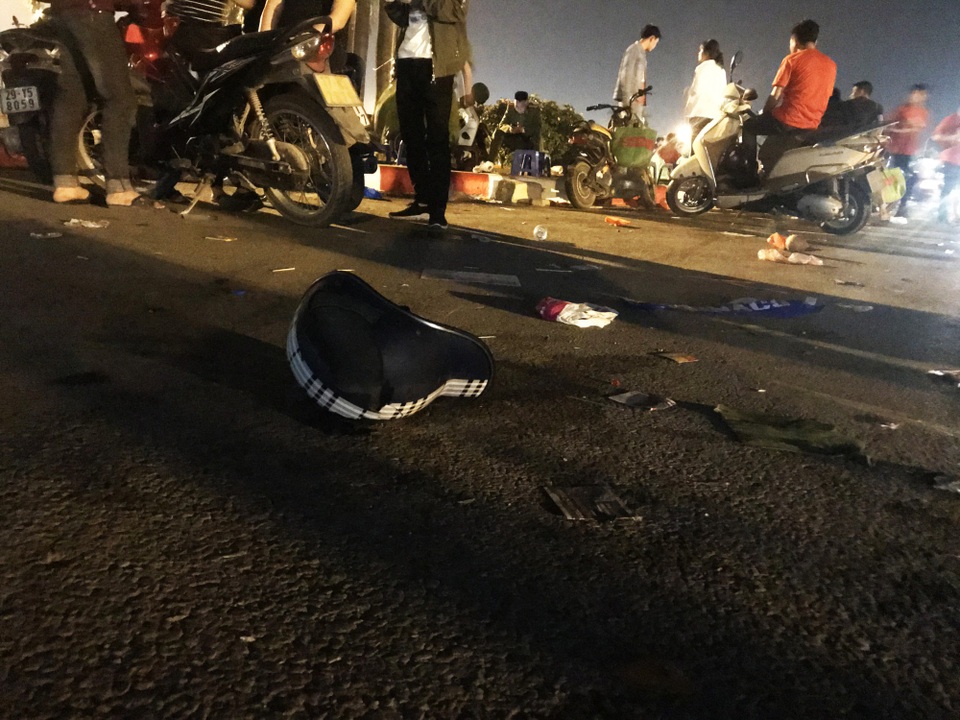 Thậm chí cả một chiếc mũ bảo hiểm do một dân đi bão nào đó đánh rơi xuống đường.