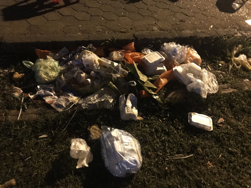 Hà Nội: Rác tràn ngập trước cổng SVĐ Mỹ Đình sau màn ăn mừng của các CĐV Việt Nam - 2