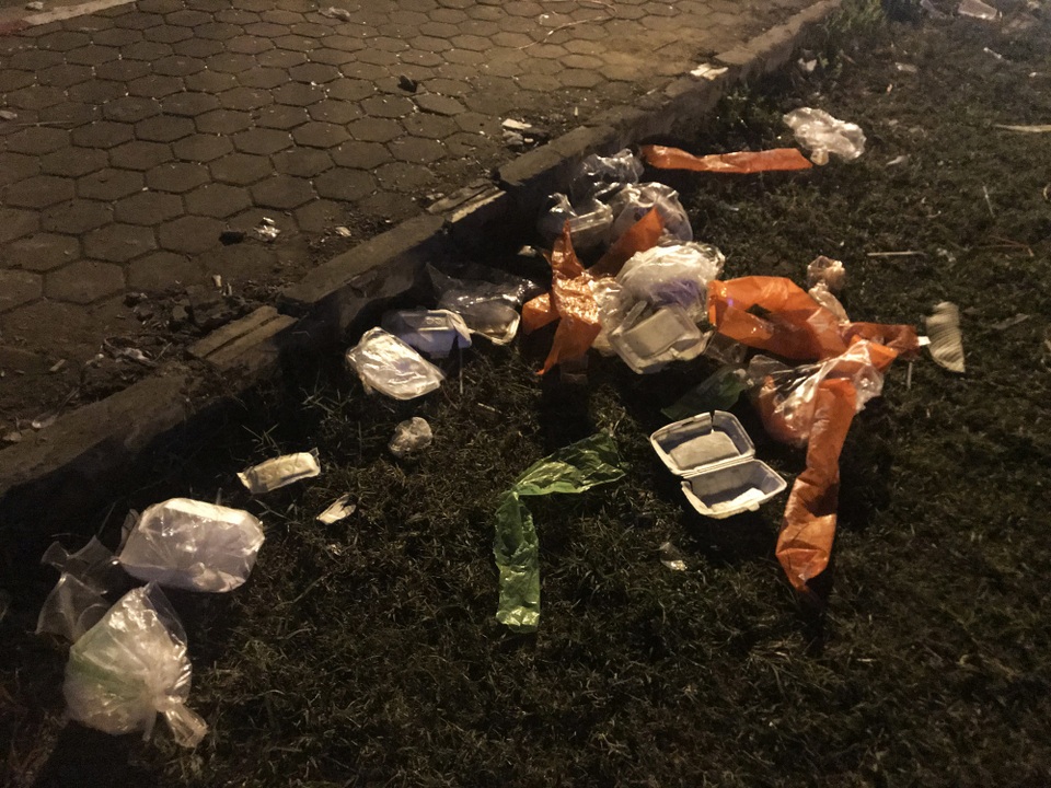 Hà Nội: Rác tràn ngập trước cổng SVĐ Mỹ Đình sau màn ăn mừng của các CĐV Việt Nam - 6