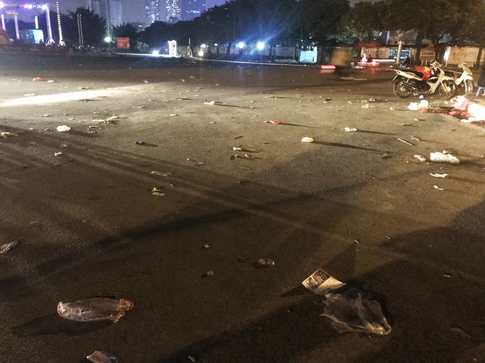 
Rác tràn lan, trải rộng khu vực chiếu màn ảnh lớn ở khu vực trước cổng SVĐ Mỹ Đình.
