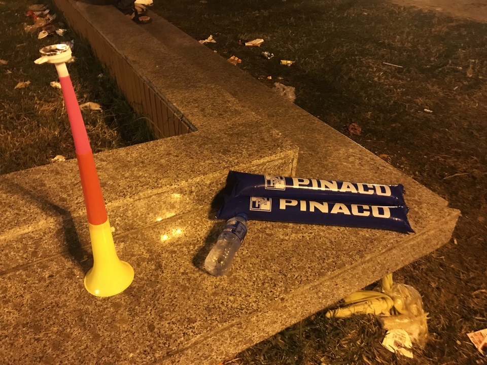 Nhiều vật dụng của các CĐV dùng để cổ vũ cho đội tuyển nhà ngay sau đó cũng bị vứt bỏ.