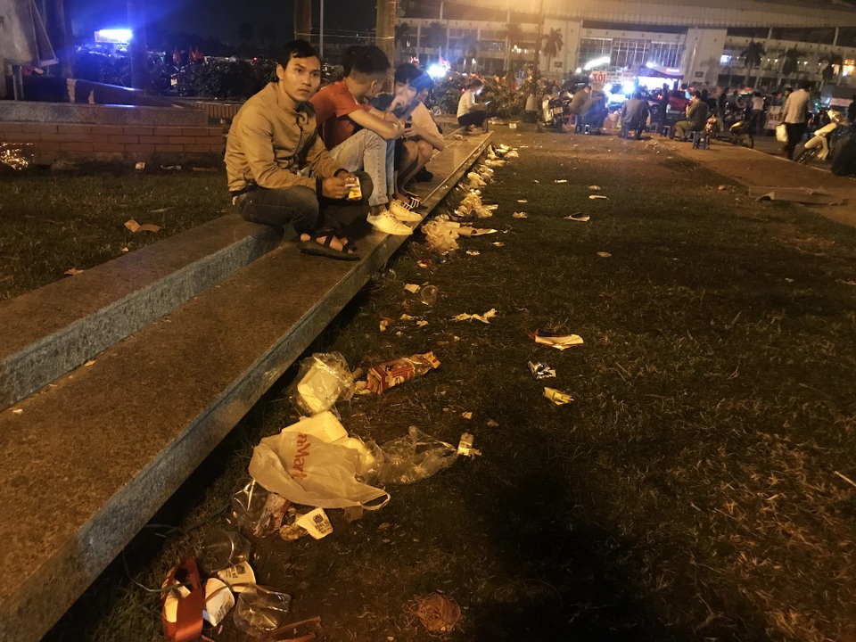 Nhiều CĐV ăn mừng chiến thắng mà quên đi việc phải vứt rác đúng nơi đúng chỗ.