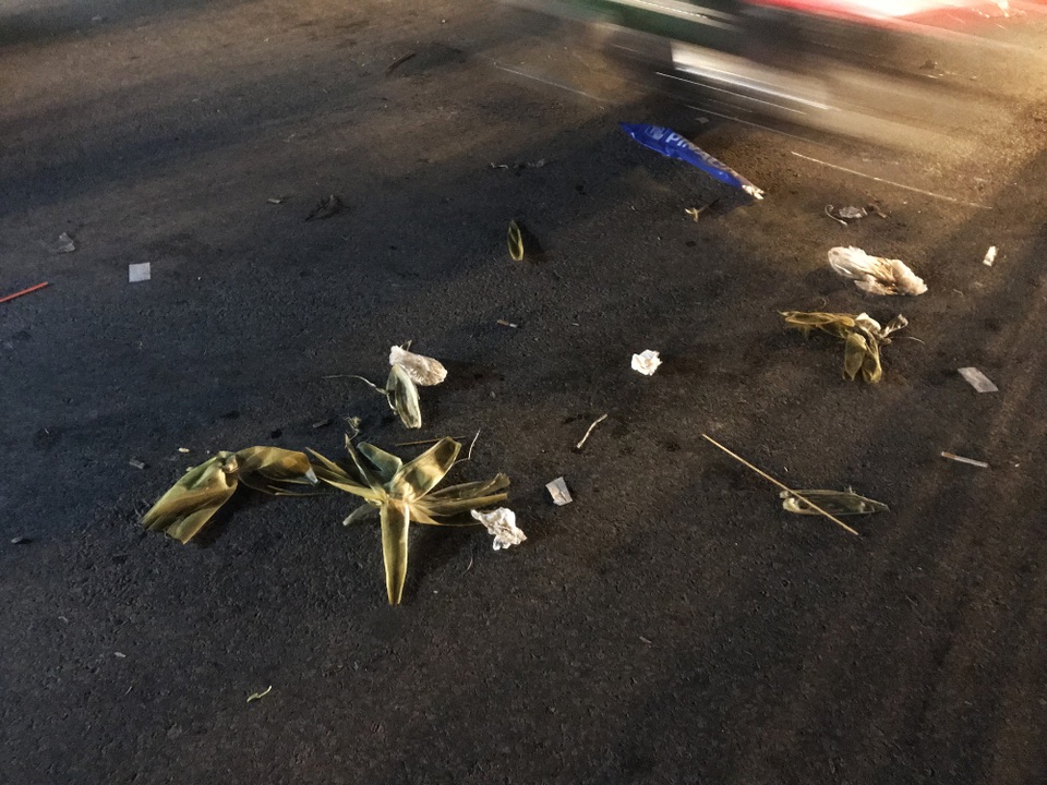 Cảnh ngổn ngang tràn ngập rác thải gây mất mỹ quan, ô nhiễm ngay phía trước cổng SVĐ Mỹ Đình tối nay 6/12.