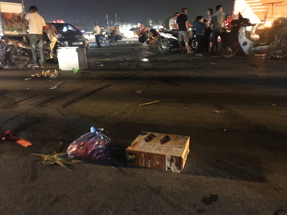 Hà Nội: Rác tràn ngập trước cổng SVĐ Mỹ Đình sau màn ăn mừng của các CĐV Việt Nam - 13