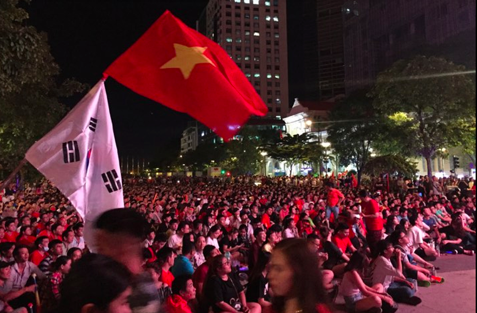 Phố đi bộ Nguyễn Huệ "nêm chặt" người, hàng ngàn CĐV chung niềm tin Việt Nam chiến thắng! - 1 Phố đi bộ Nguyễn Huệ "nêm chặt" người, hàng ngàn CĐV chung niềm tin Việt Nam chiến thắng! - 1